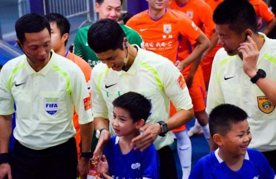 世界杯球员出场为什么领着孩子,为什么进世界杯足球场要带孩子