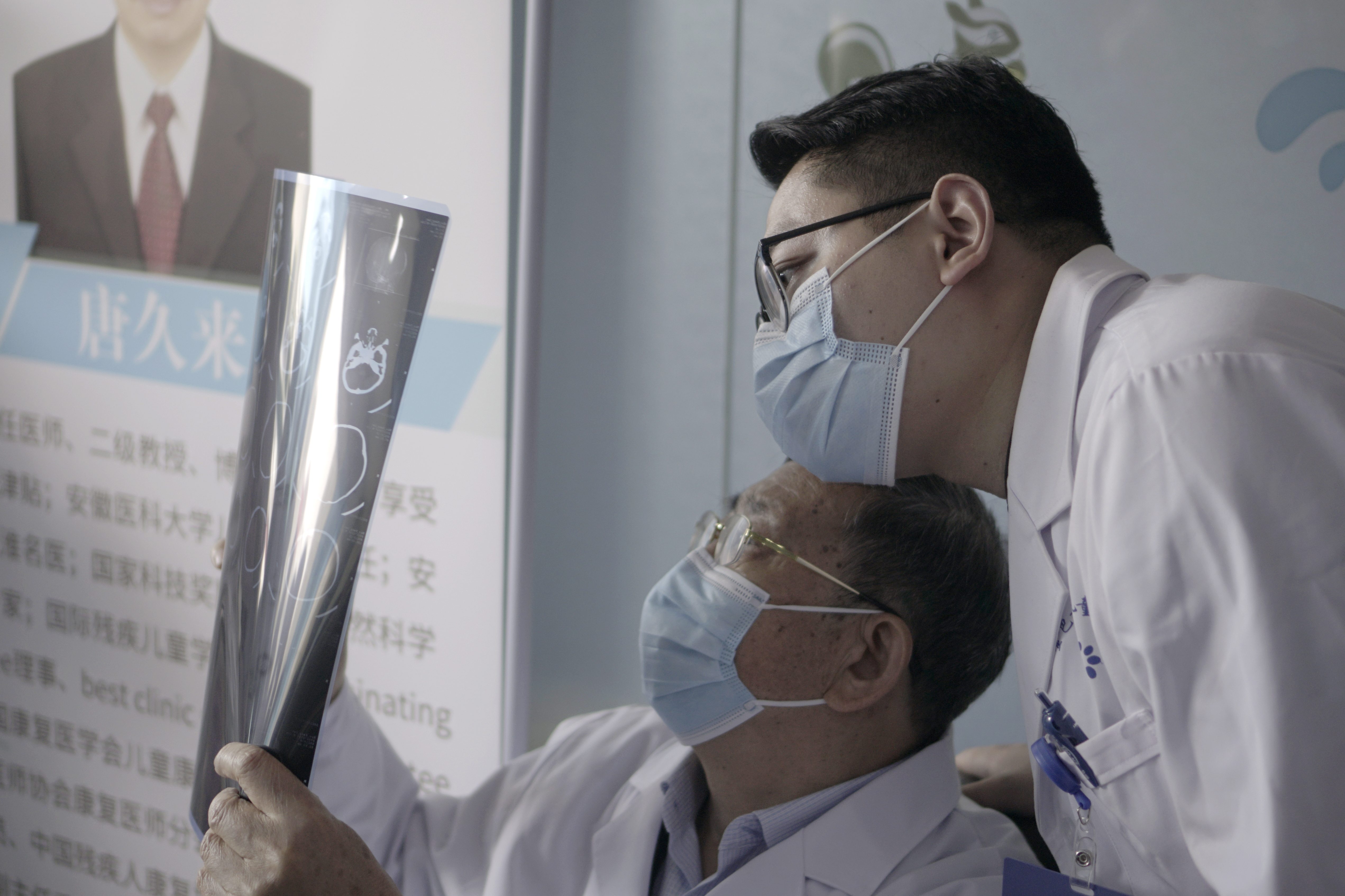 守护自闭症儿童用爱点亮孤独的心,关爱残疾人让爱充满人间