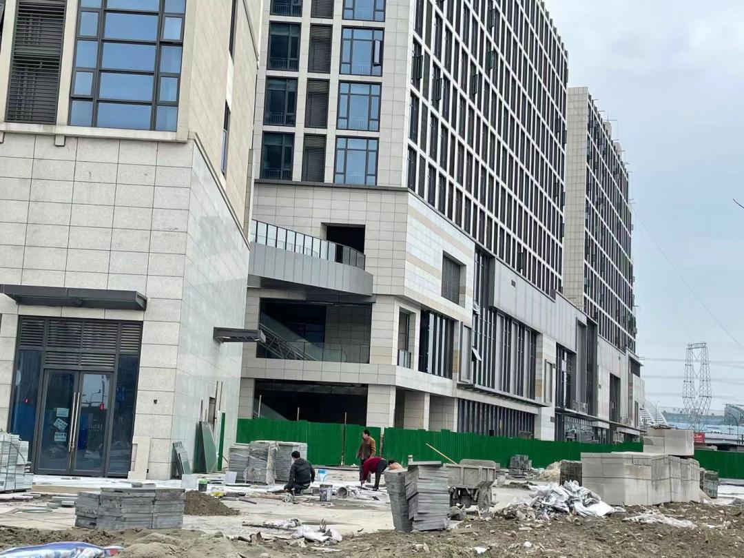 杭州一楼盘延期交付拒绝沟通,楼盘一直拖延交房怎么办