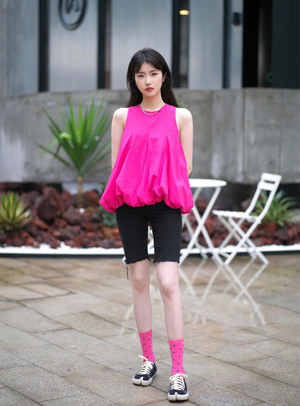 今年秋天最时髦的袜子穿法,穿袜子可以搭配的平底单鞋