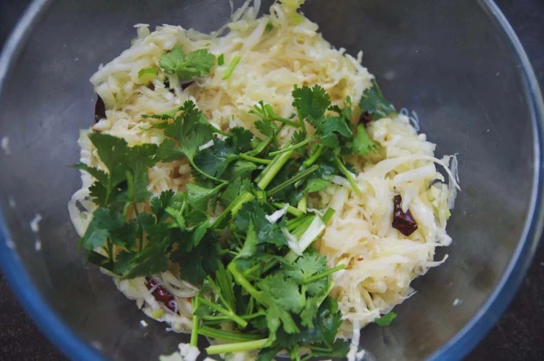 凉拌白菜小窍门清凉爽口简单好吃,凉拌大白菜最好吃的做法第一美食