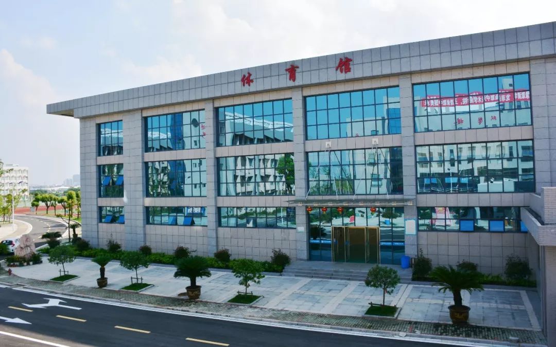 重点发展普文普理，做精做强美术特色。黄州中学高中部欢迎你！