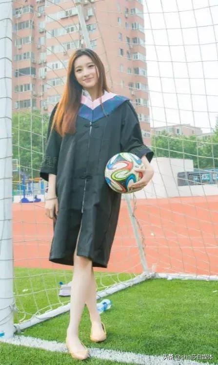 央视最靓女主播，21岁进体育频道，私下形象反差大