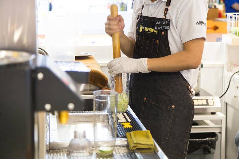 在奶茶店上赔惨了的年轻人,就能靠柠檬茶翻身?