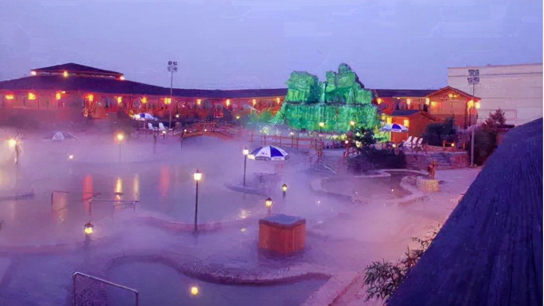 温暖天气泡温泉,冬季日式露天温泉