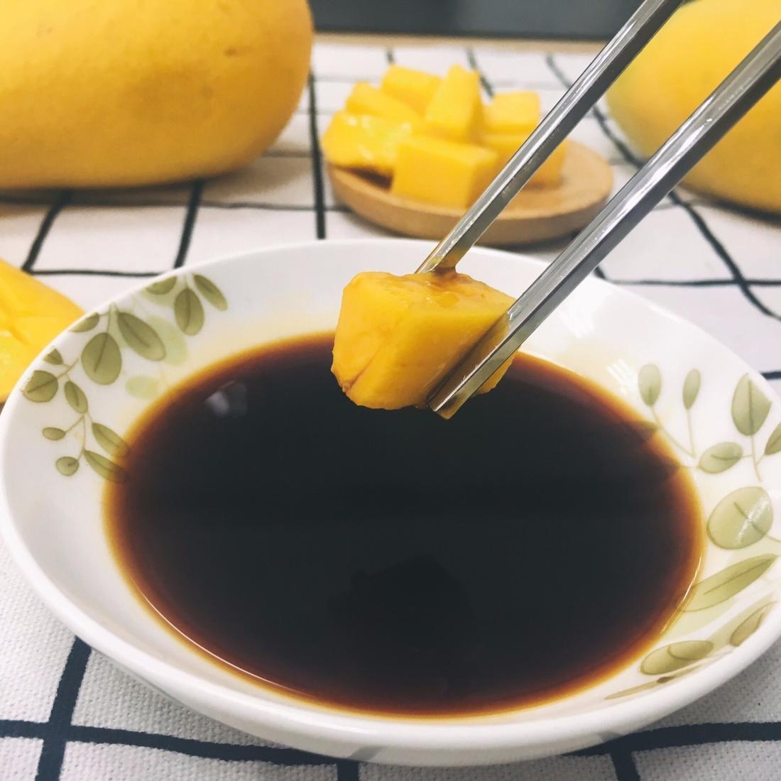 芒果蘸酱油的最佳吃法,芒果蘸辣椒是哪里的吃法