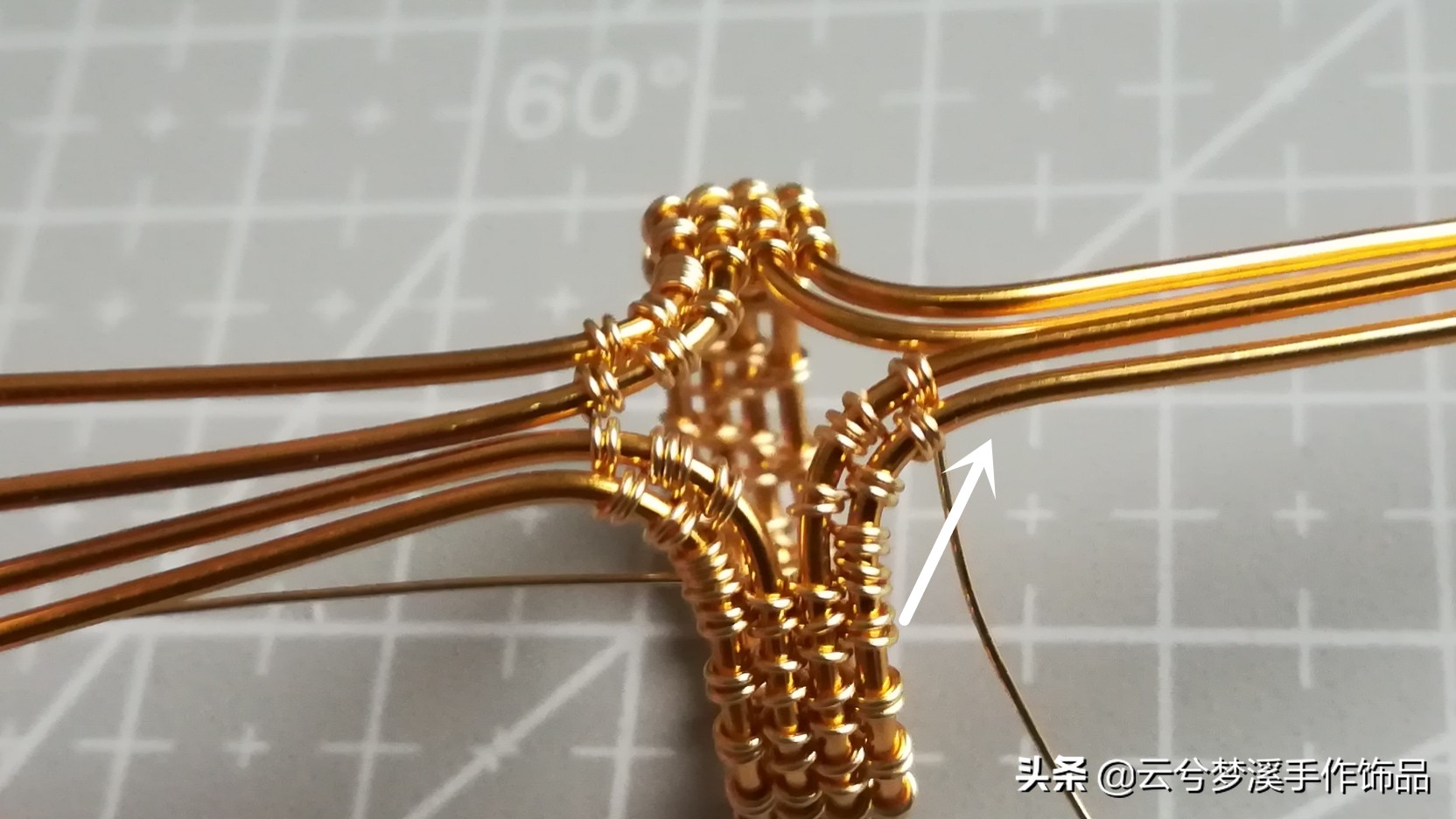 戒指最简单的绕线方法,一根扭扭棒蓝宝石戒指教程