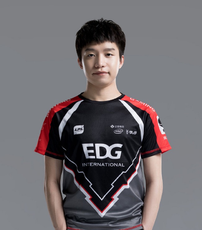 爱萝莉对战曼多拉,爱萝莉和aj举edg大旗