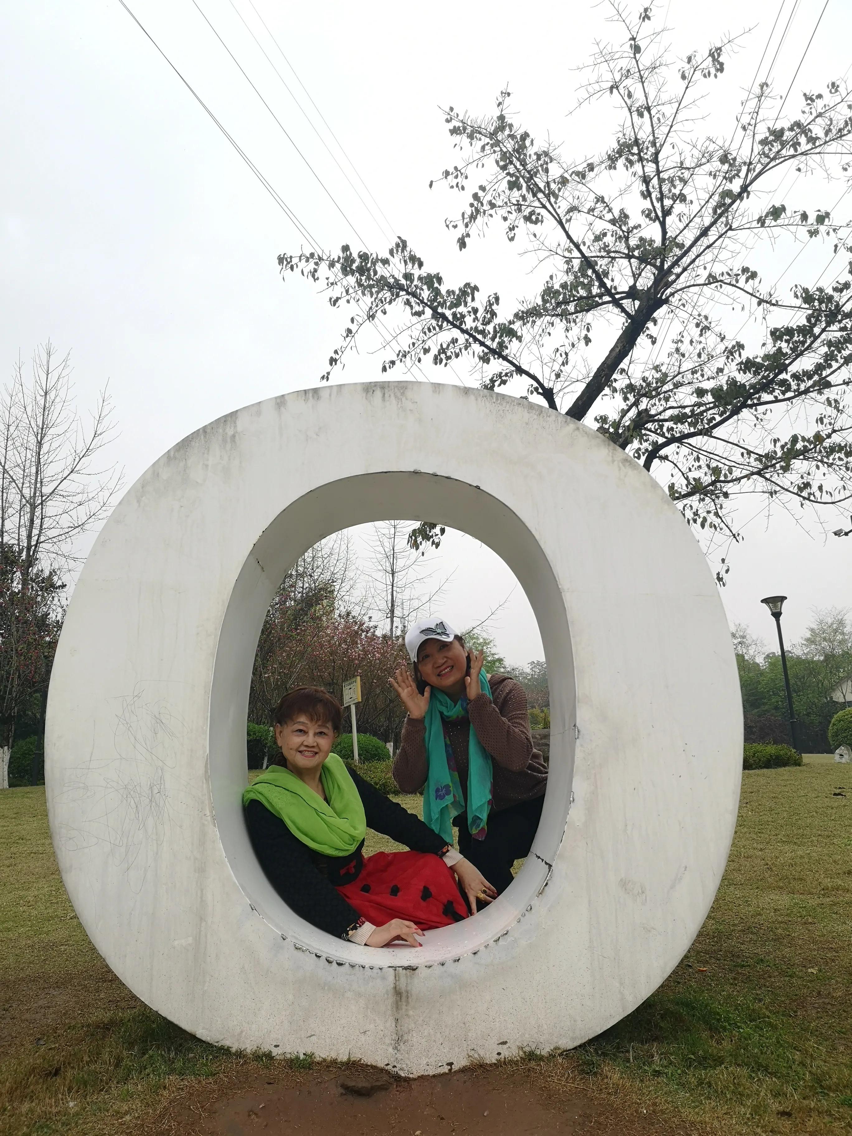 春游和姐妹踏青,春游踏青姐妹拍照