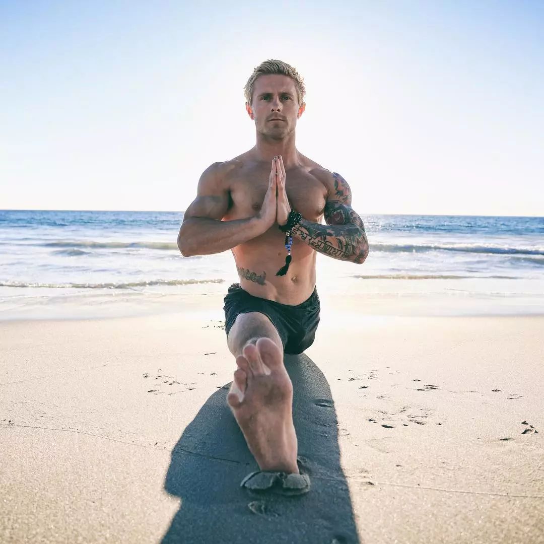 男人瑜伽基础练习,男65岁练瑜伽的基本动作