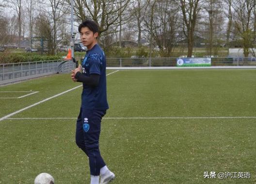中国足球小将惊艳日本,18岁中国的足球小帅哥