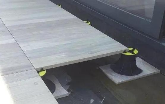 顶楼房间很热降温妙招,楼顶房间很热是不是桑拿房