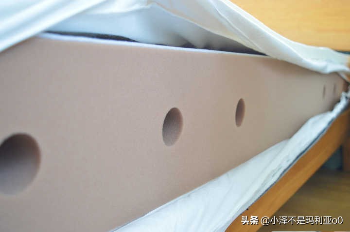 躺平青年的睡眠好物！8H黑金刚大口径独立弹簧乳胶床垫深度体验