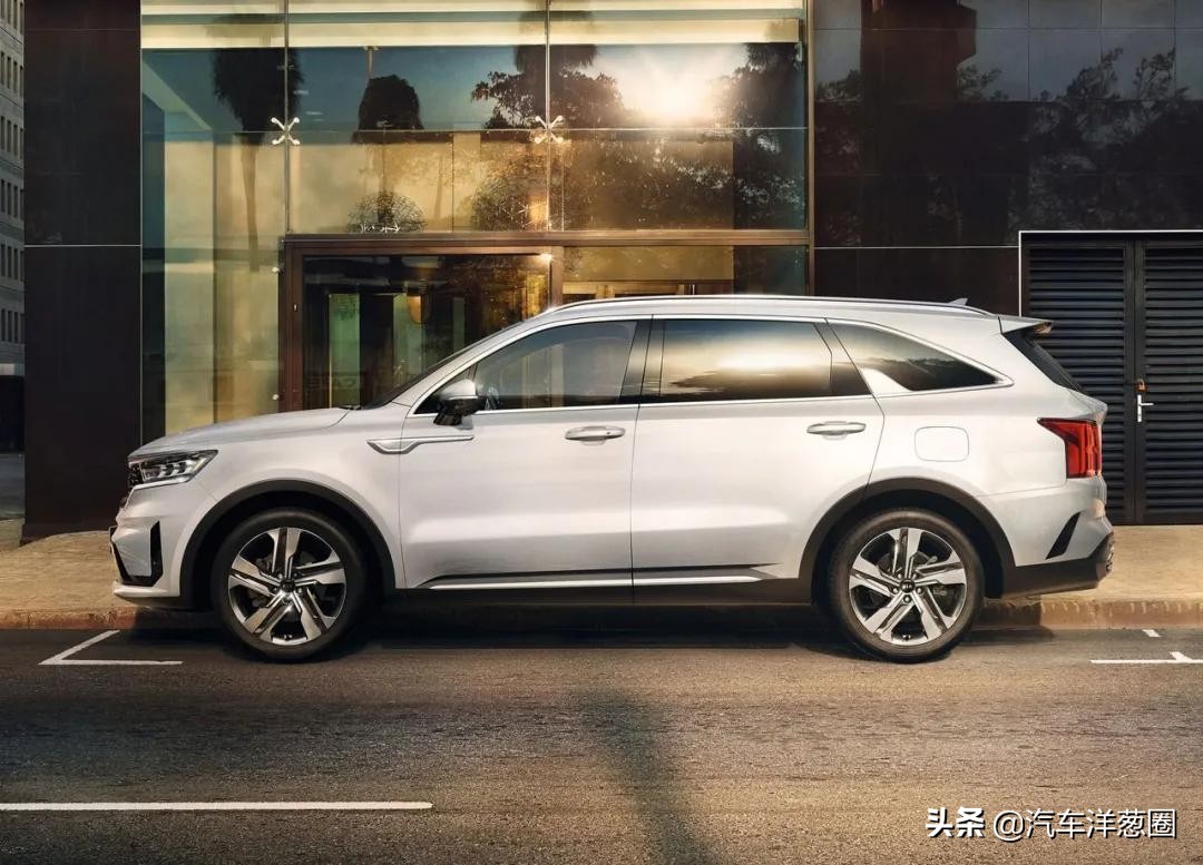 宝马发布全新车标,宝马蓝天白云标改黑白标