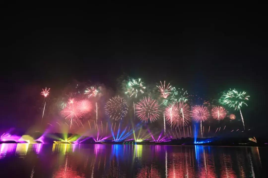 深圳湾焰火跨年,深圳湾1号烟花焰火表演