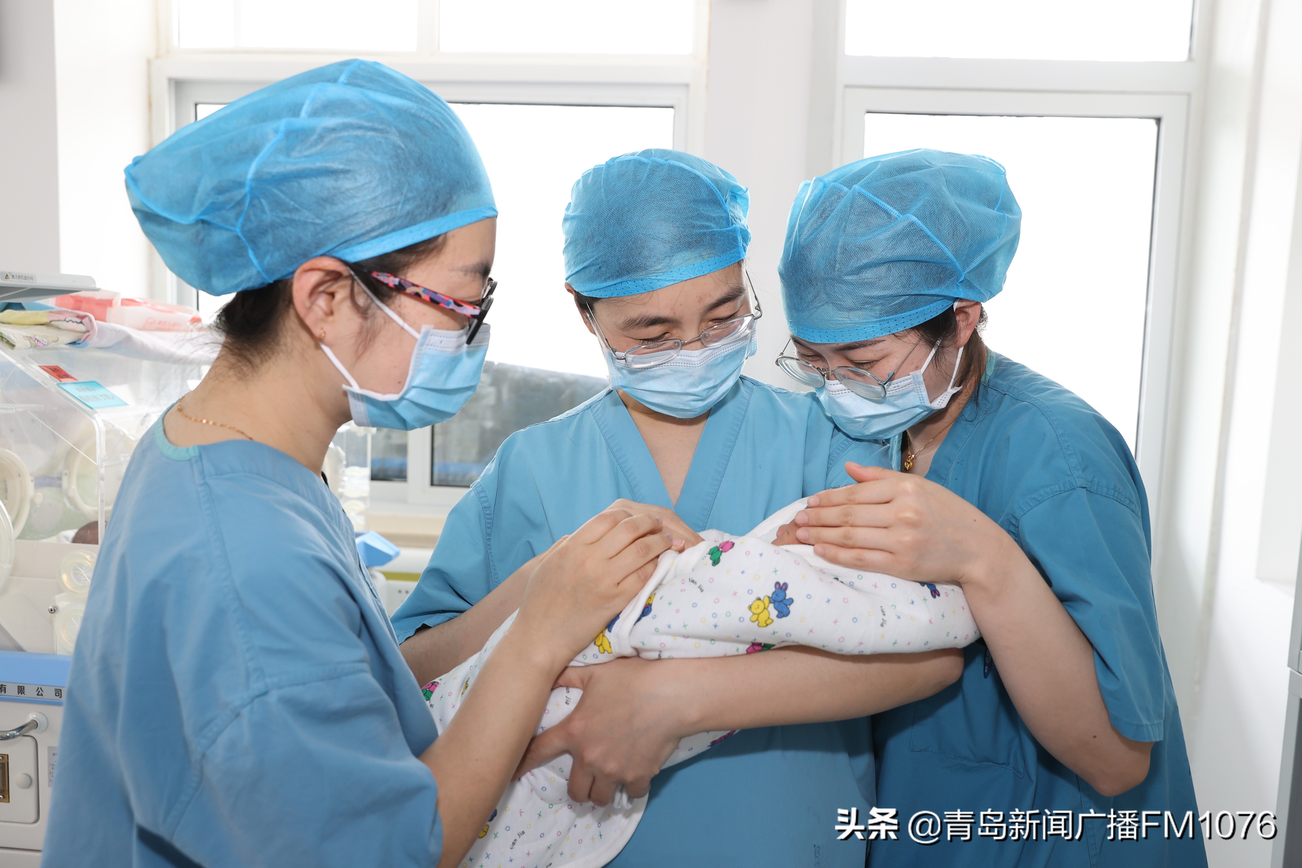 垃圾桶里发现新生女婴,被扔垃圾桶里的弃婴现在怎么样了