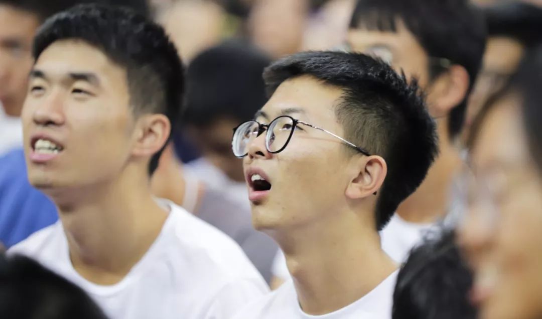 6000余名新生齐上形策课：浙大*党**委书记主讲，鼓励新生不当“佛系青年”，要做“孙悟空”