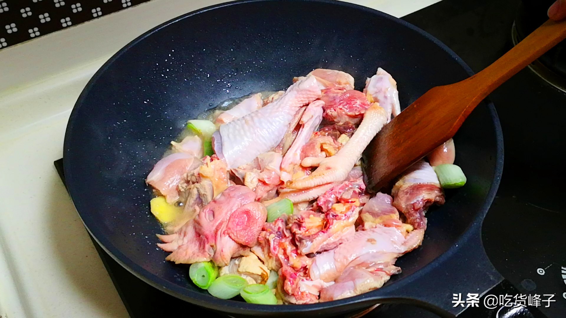 炖鸡时有人烧水有人直接炖,炖鸡时有人先焯水