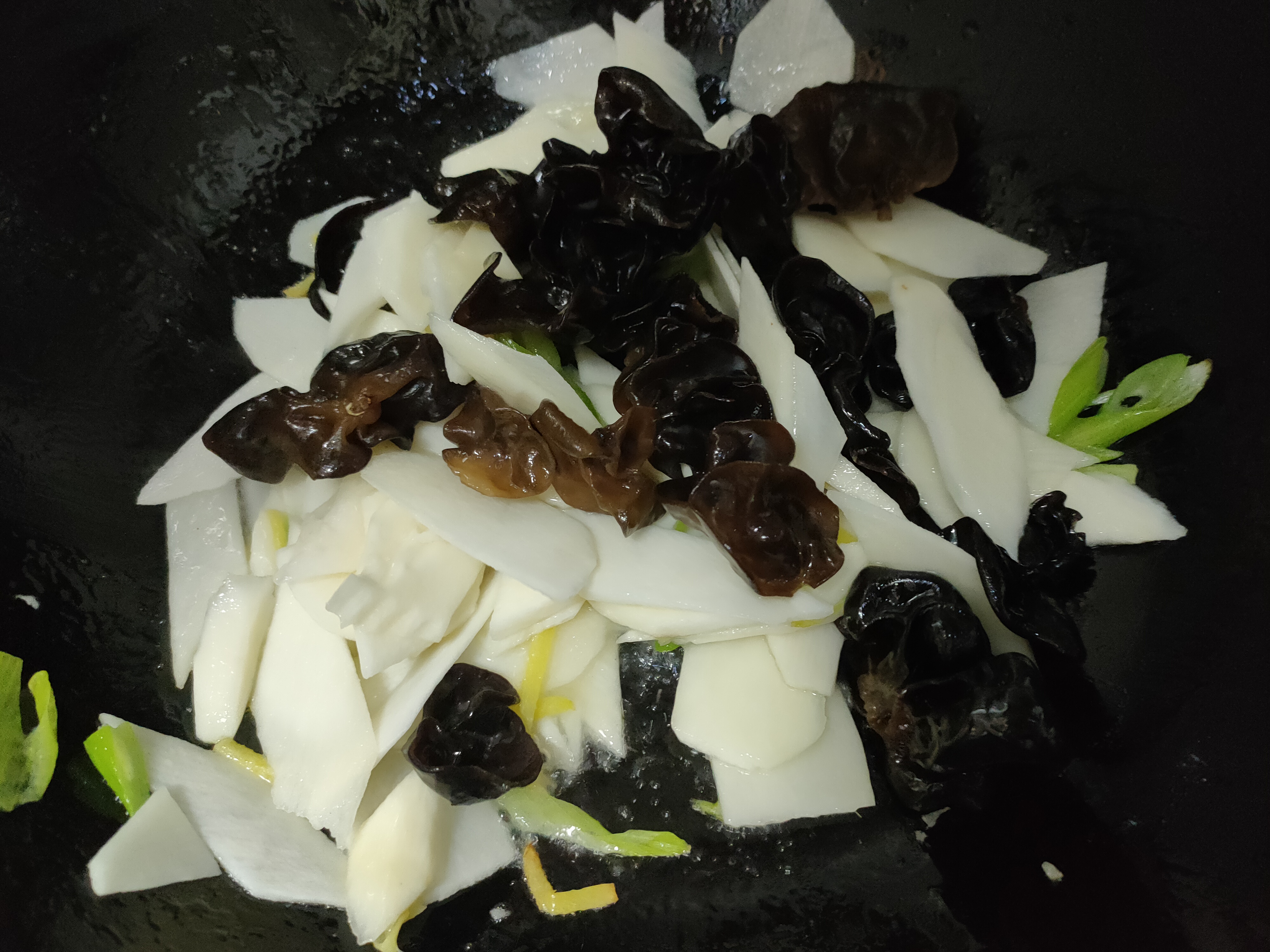 炒山药木耳的时候山药需要焯水吗,炒山药和生山药的功能区别是什么