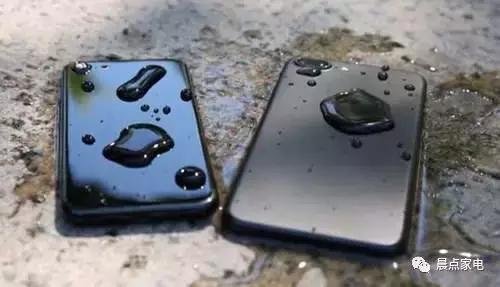 手机掉到水里最有效的方法,手机进水快速急救办法看这里