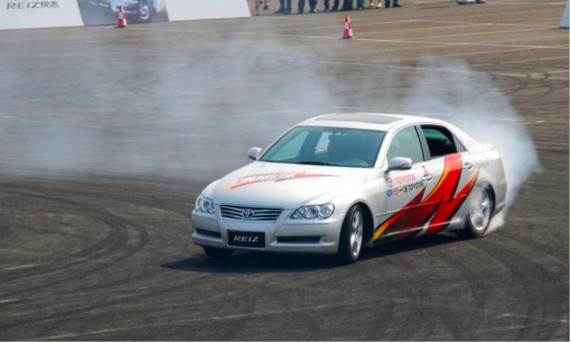 一汽丰田锐志汽车经典情怀老车,一汽丰田锐志2.5v尊锐版