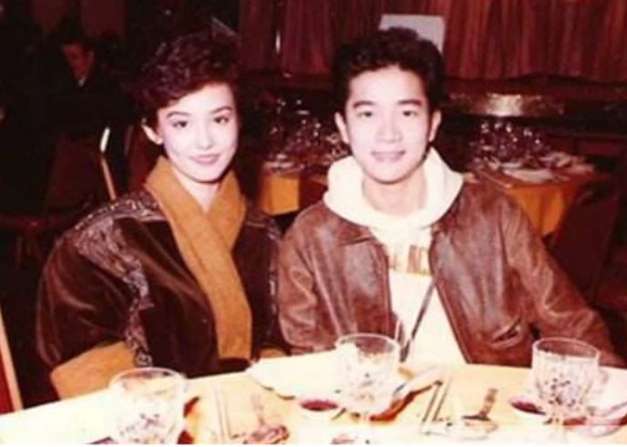 她爱上大30岁的富豪,爆红息影,容忍丈夫出轨,发誓孤独一人