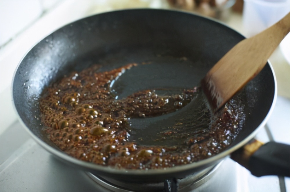 做红烧肉用白糖炒糖色还是冰糖好,炒糖色用白糖教程