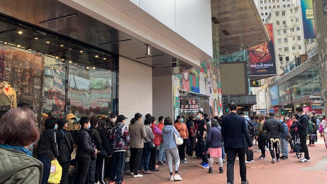 疫情严峻，香港人还是要过圣诞，平安夜还有人想借机“搞事”......