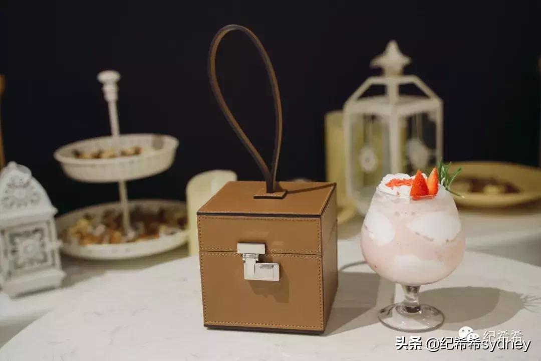 过年拜年包好多红包,拜年拎回来一只鸡一只鸭