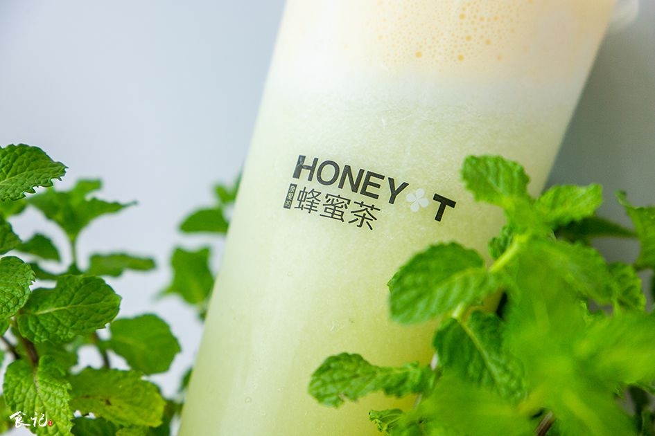 在人民路上喝了杯爆款「蜂蜜茶」，还送我超萌杯套