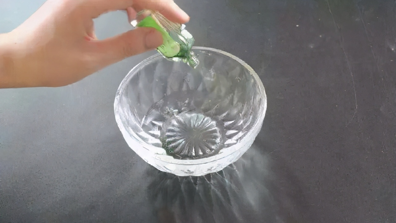 用风油精可以消除污渍么,风油精能清理胶布痕迹吗