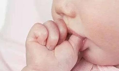 恋奶、吃手指、摸*处私**，孩子这些“瘾”，背后真相千万别忽略