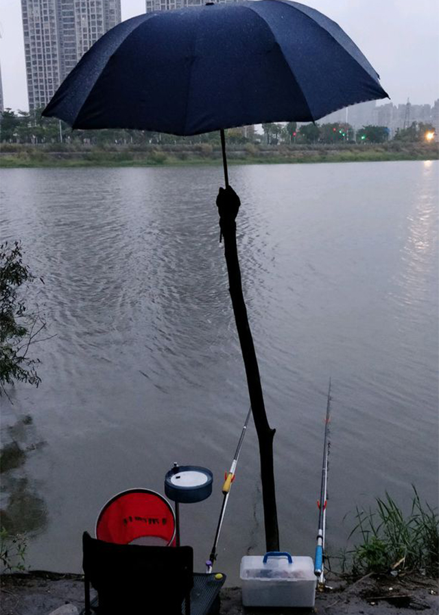 下雨钓鱼怎么防止淋湿,秋季钓鱼连续下雨如何应对