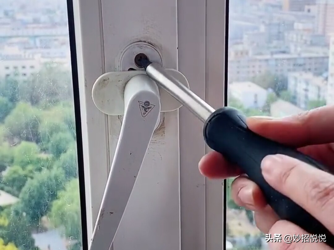 窗户刮风吱吱的响怎么维修,风大窗户会有刺耳声怎么修