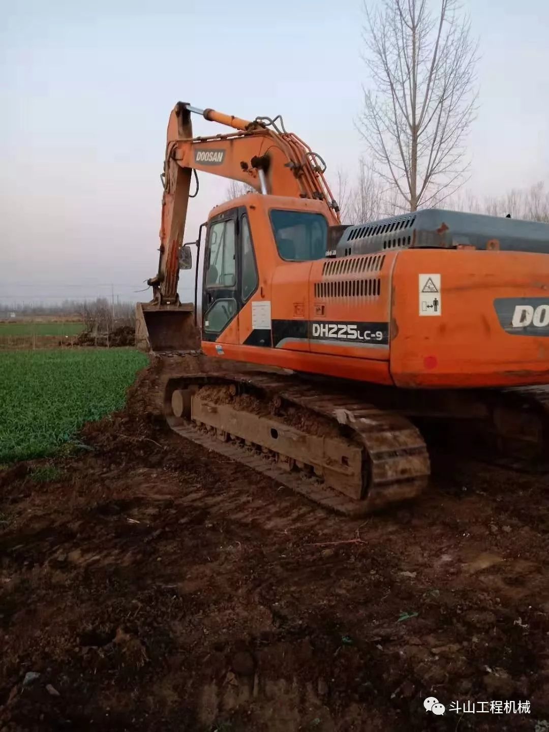 与山为伴和水相依,与山相依与水相伴享受自然的美好