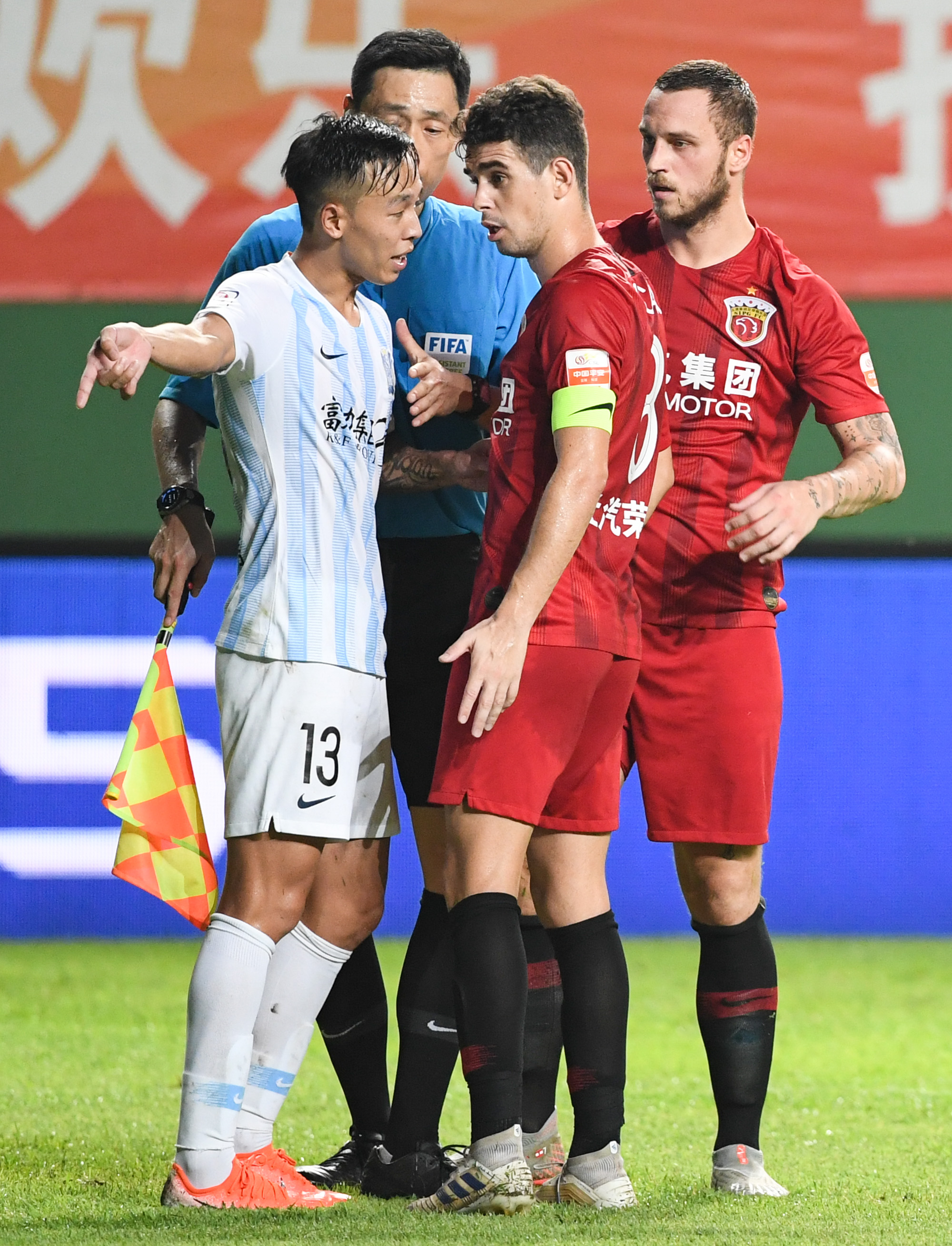 中超时刻:阿瑙建功托西奇读秒绝平上海上港2-2广州富力四连平