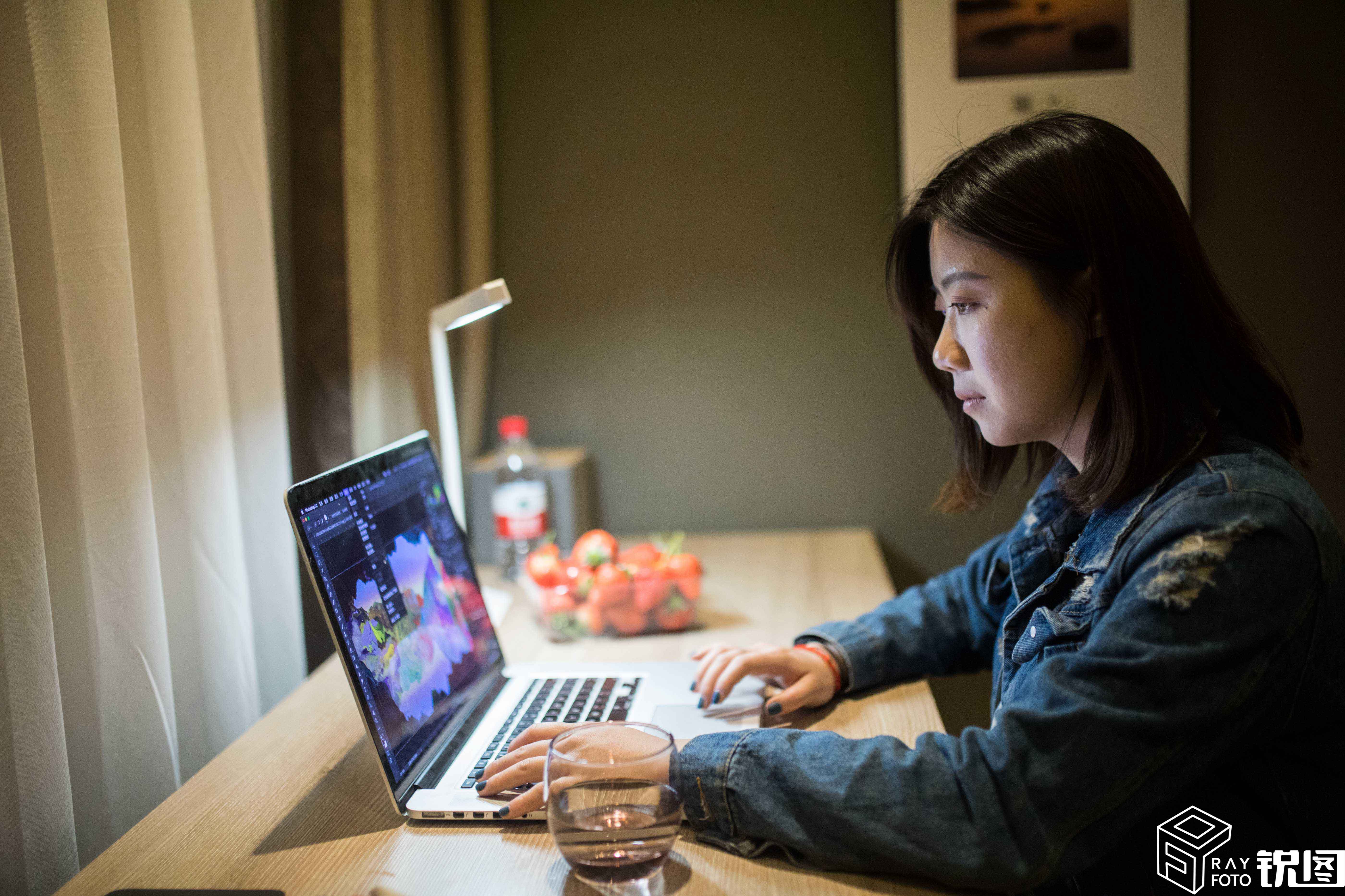 女子深夜兼职跑代驾,半夜活跃在街头做代驾的人