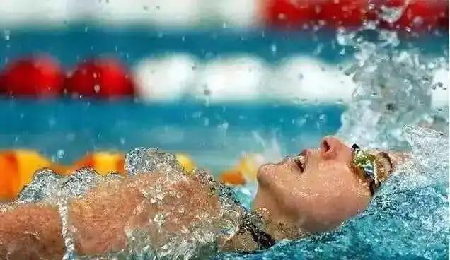 炎炎夏日大家下水游泳要注意安全,炎炎夏日泳衣