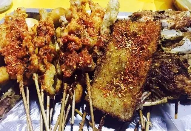 街边摆摊的炸串一般有几种撒料,重庆摆地摊卖炸串