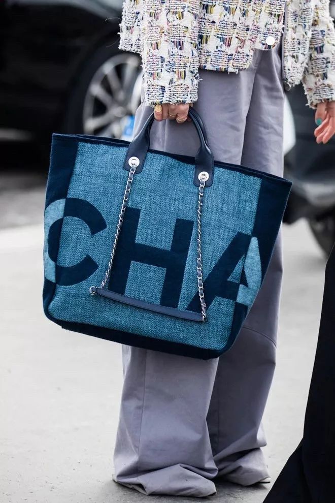 今年流行什么款式的女士大包 (今年流行的超级大包)