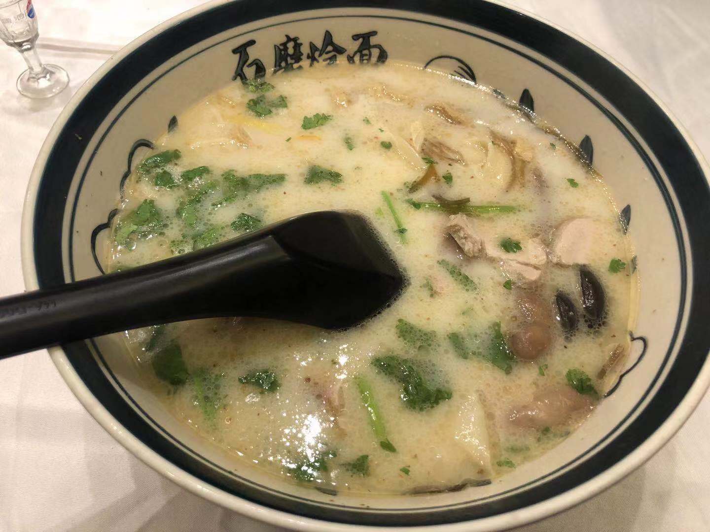 郑州石磨烩面喧嚣热闹，深夜开车路过吃一碗，这几道硬菜过目不忘