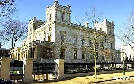 89岁前F1总裁宣布妻子怀孕。大女儿已65岁，妻子44岁整天买买买。