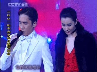 春晚时尚图鉴:热巴杨幂的红裙、王菲刷碗手套和董卿李思思的口红