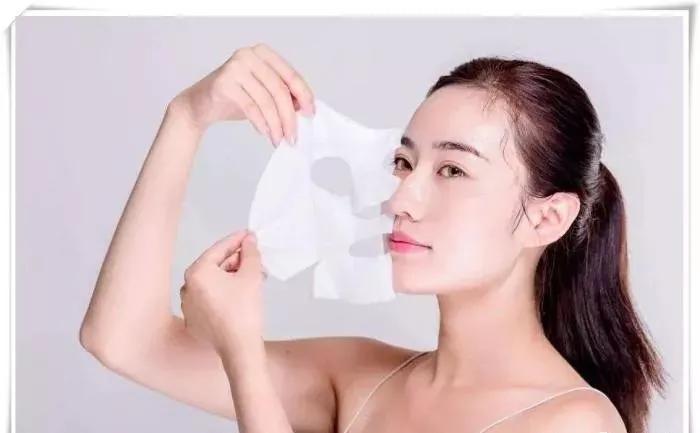 敷完面膜千万不要直接睡觉,敷完面膜啥都不用