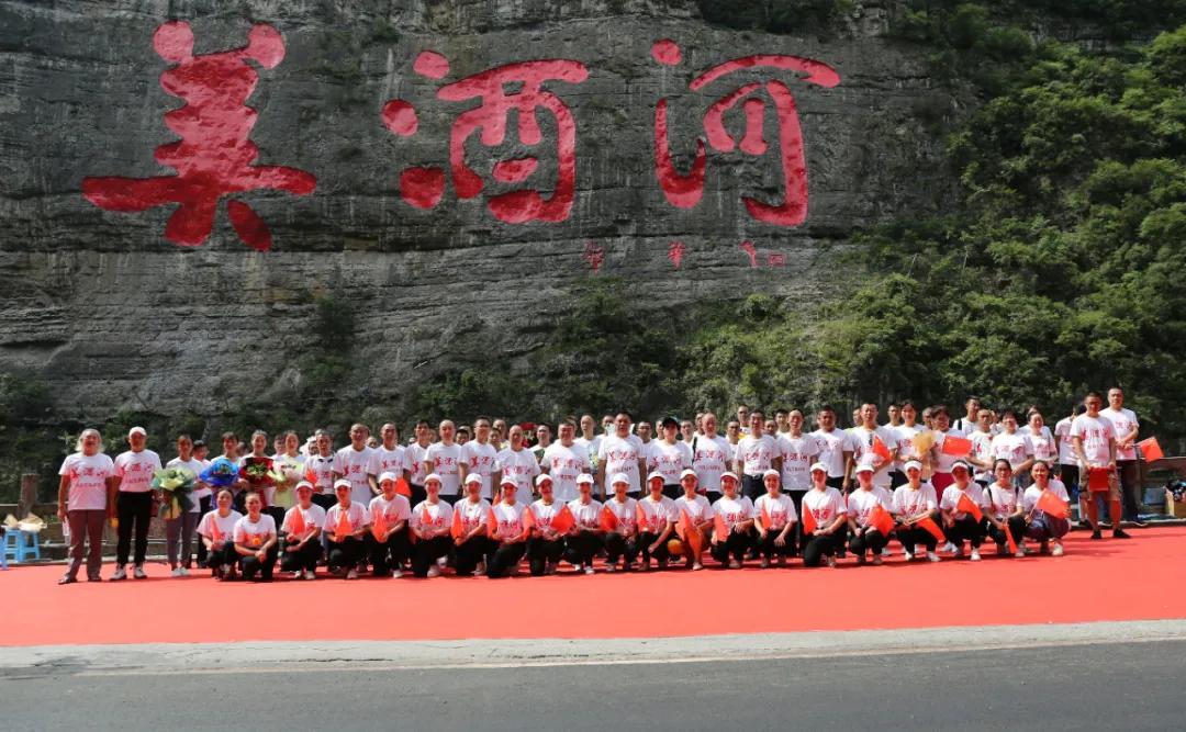 美酒河摩崖石刻在哪里观看,世界纪录最大山体雕刻