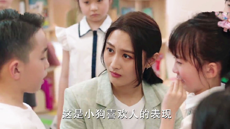 陪你一起长大颖儿擦地板,陪你一起长大颖儿找父母安慰