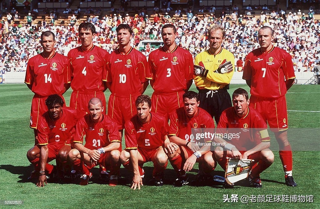 第一个穿白球鞋的球星,马拉多纳南非世界杯场边秀脚法