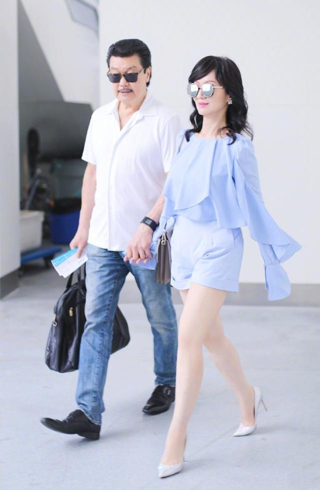 赵雅芝夫妇牵手照,赵雅芝最近时尚穿搭