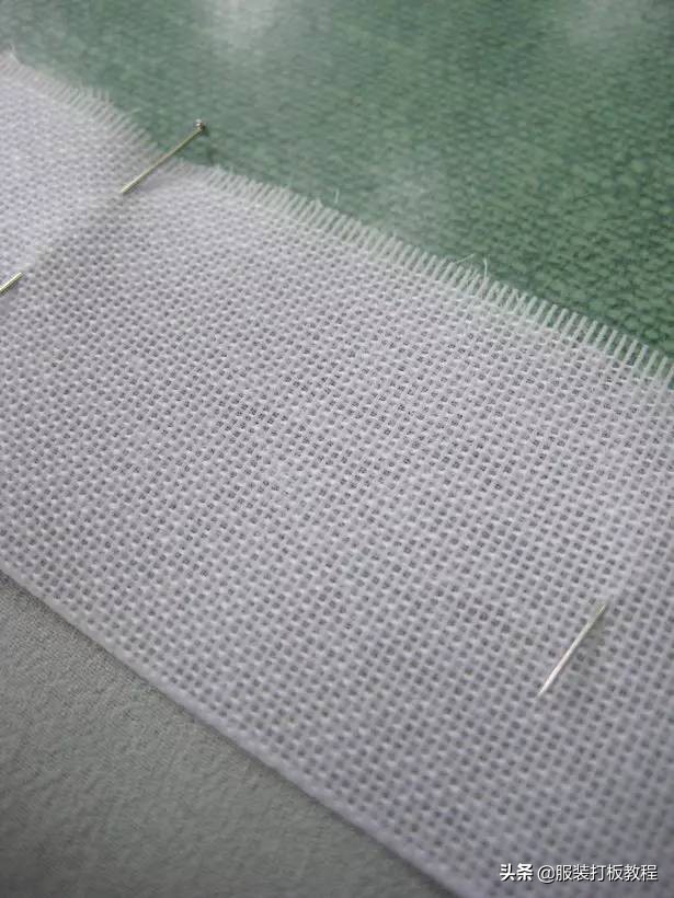 裁剪衣服后卷边怎么简单缝起来,卷边面料怎么裁剪