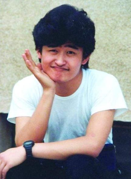 56岁刘欢是酒鬼？喝到骨头坏死靠拐杖走路？冯小刚：没有人像他